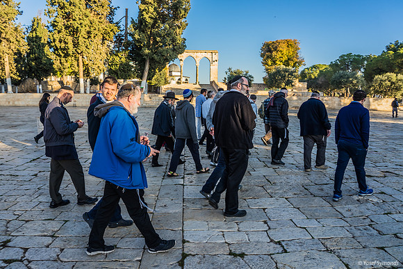 Jewish Visitors Heading East 191205-5