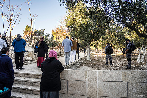 Facing West in the Direction of the Holy Temple 191205-2