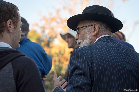 Rabbi Chait Explaining to a Visitor 191205-1