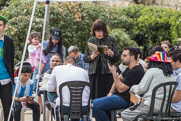 Megillah Reading in Park 200310-1