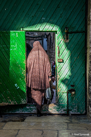 Arab Lady Exiting the Mount 200303-1