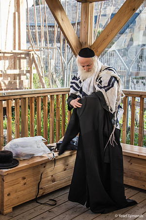 Rav Elboim Laying Tefillin as Preparing to Pray 190313-15