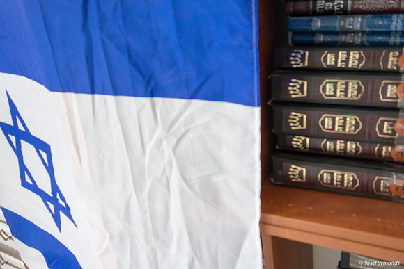 Flag and Books 190507-1