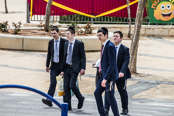 Mormon Missionary Group? 240324-1