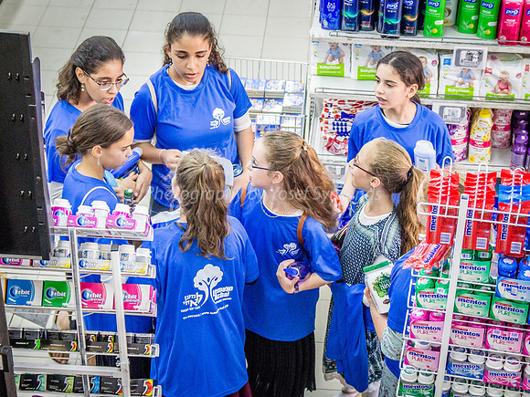 LeMaan Achai & Generous Batmitzvah Girl