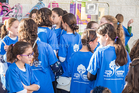 LeMaan Achai & Generous Batmitzvah Girl