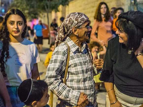 Mayor Aliza Bloch with Participant at Hachnasat Sefer Torah 2208