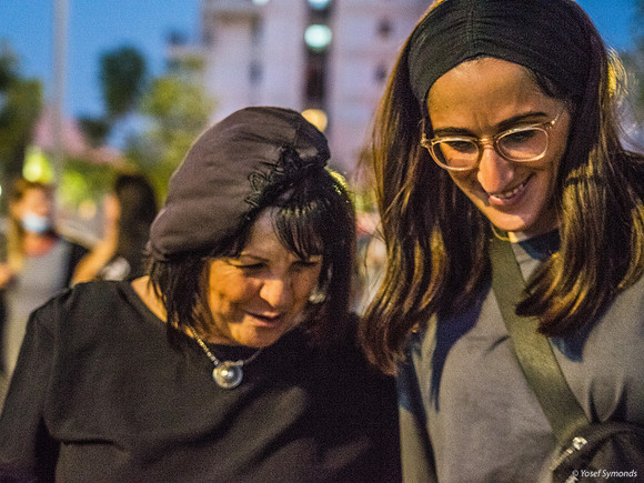 Mayor Aliza Bloch with Participant at Hachnasat Sefer Torah 2208