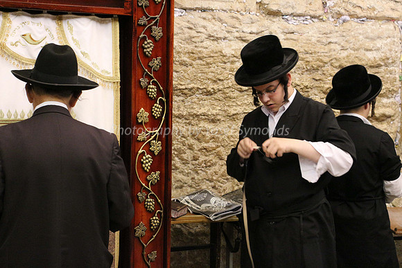 Putting on Tefillin at kotel