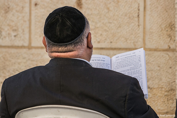 Prayers at Kever Rachel 221107-2