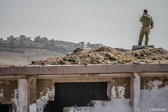 Soldiers Guarding Shdema 100129-24