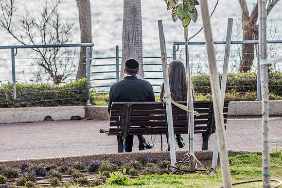 Couple Sitting - Left Over Right 220325-1