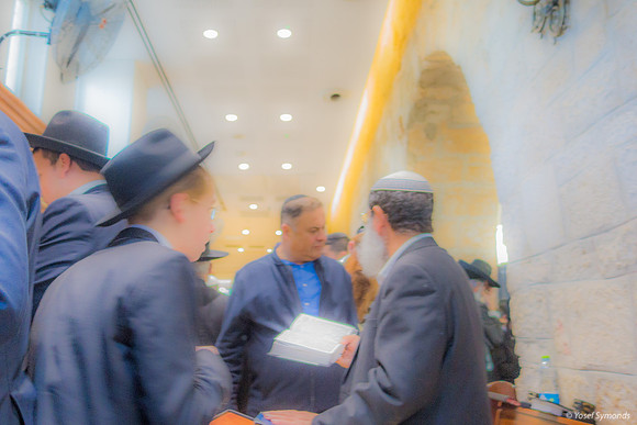 Prayer at Ark in Kever Rachel Complex 221107-4