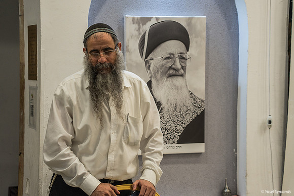 Rosh Yeshiva Addressing Group - Rav Mordechai Eliyahu Picture Be