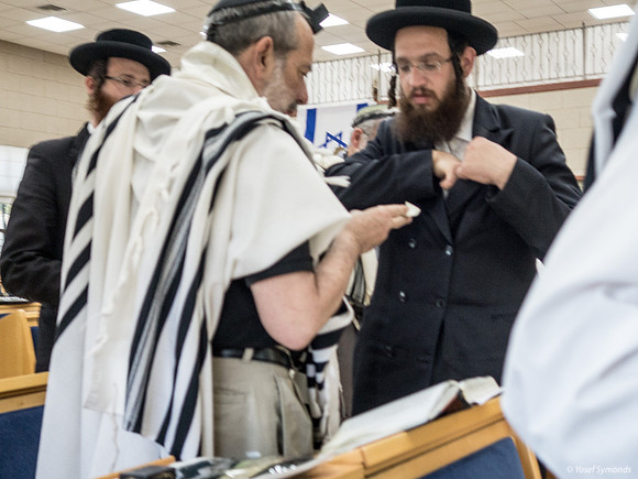 Doing Tzedaka Business at Shacharit 190506-1