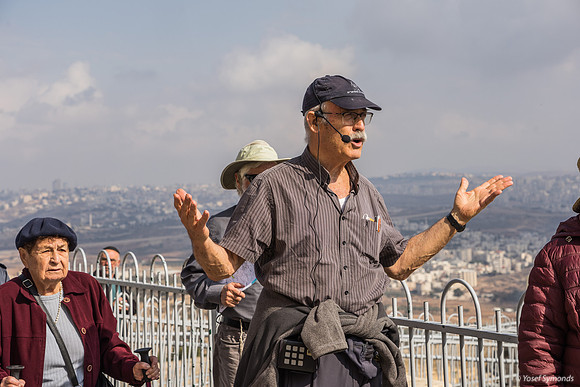 Guide at Nebi Samuel 221107-5