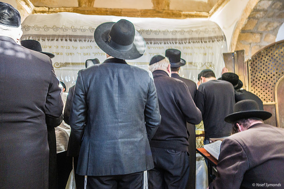 Prayer Inside Rachel's Tomb 221107-7