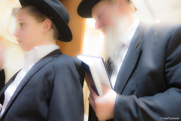 Prayer at Ark in Kever Rachel Complex 221107-3