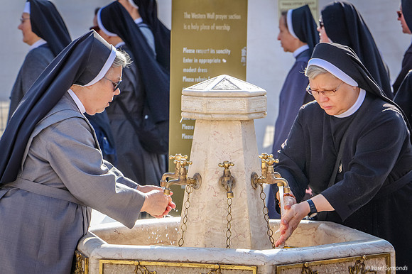 Washing At the Kotel 151122-1