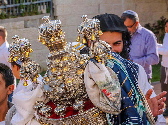Sephardi Sefer Torah on the Move 6