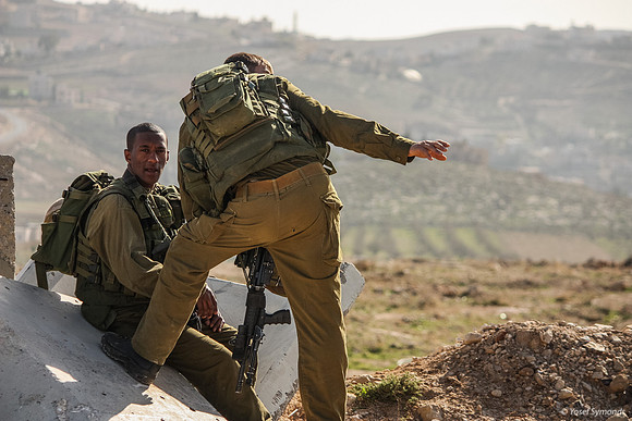 Soldiers Guarding Shdema 100129-5