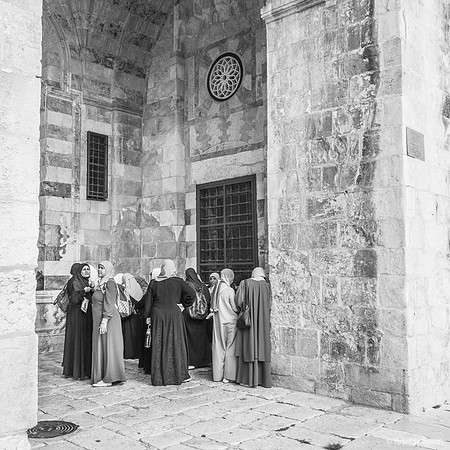 Arab Ladies Waiting 220804-3