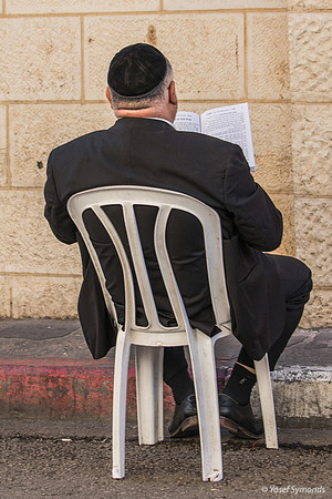 Prayers at Kever Rachel 221107-3