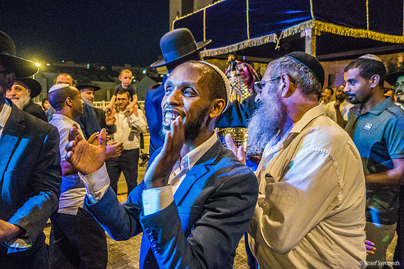 Blind Leader of Synagogue Amuta Receiving Sefer Torah 220817-1