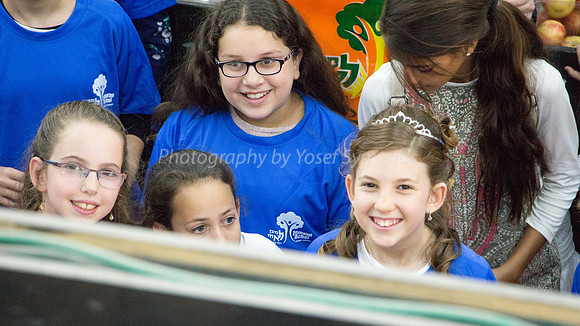LeMaan Achai & Generous Batmitzvah Girl