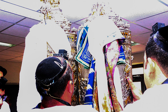 Displaying the Sephardi Sefer Torah