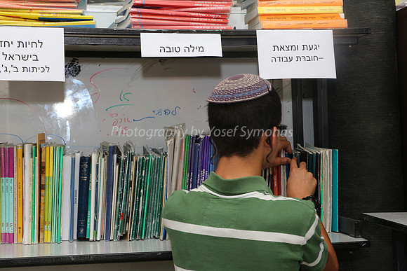 160809-BookSale_School-0142