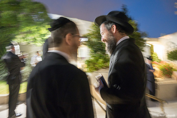 Hareidim Discussing