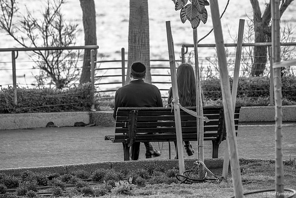 Couple Sitting - Left Over Right 220325-1