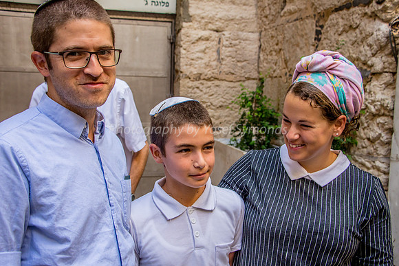 Barmitzvah Family Outside Temple Mount 180916-4
