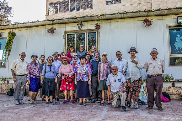 Visitors to Zar Estate 180927-1