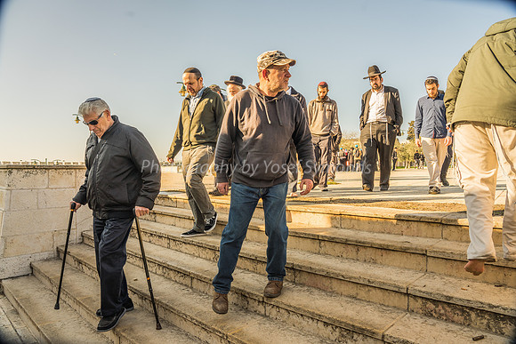 Descending Steps to Start Eastern Side Walk Northwards 190212-2
