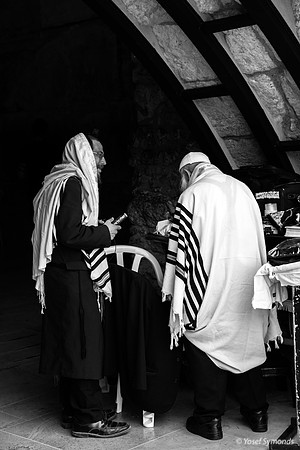 Discussion at the Entrance 190509-2