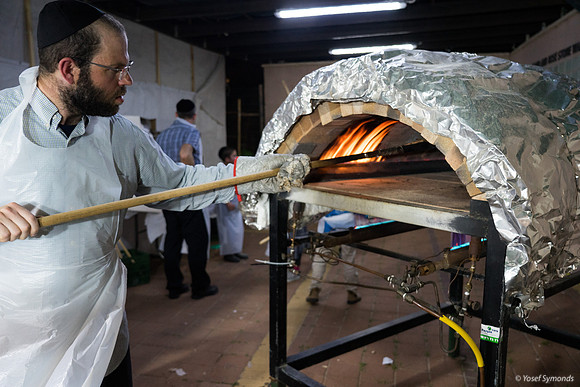 Extracting the Matzah Dough From the Furnace 190408-1