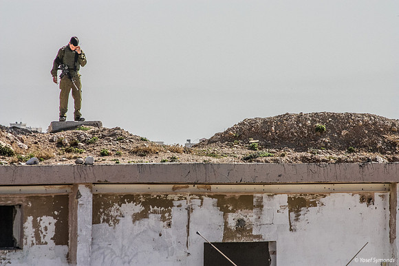 Soldiers Guarding Shdema 100129-21