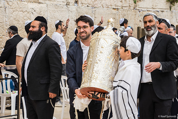 Barmitzvah Boy Returning Torah Scroll 190509-1