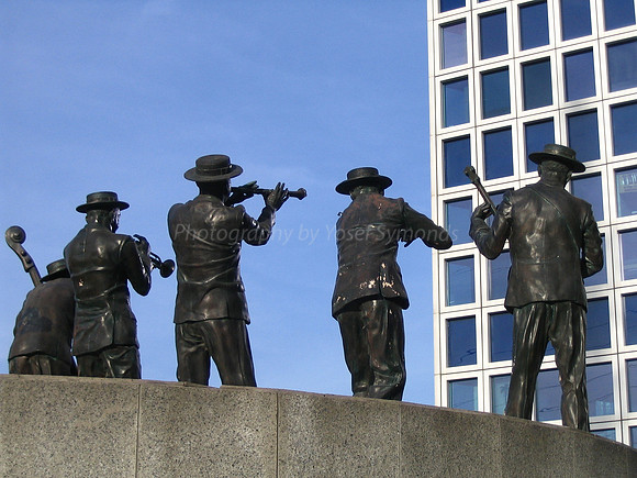 Azrieli Towers Klezmer Statues 2