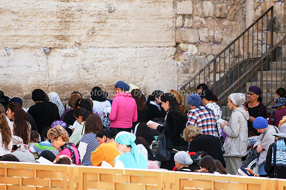 Women Praying at Western Wall 140616-3