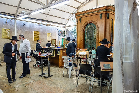 Beit Knesset In Maarat Hamachpelah 130718-1