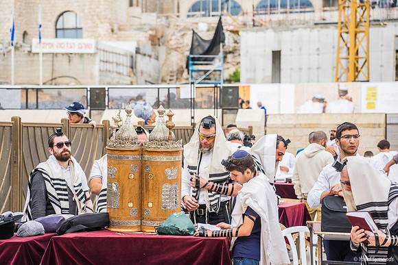 Reading from Sefardi Torah Scroll 190509-1