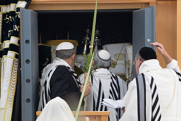 Taking Out Sifrei Torah for Hashonas 191020-1