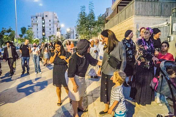 Mayor Aliza Bloch with Participant at Hachnasat Sefer Torah 2208