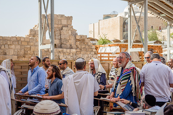 Exhorting Prayer at Western Wall 3