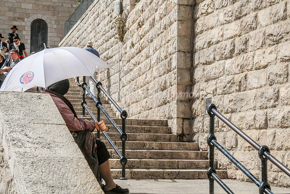 Asking Visitors to Western Wall