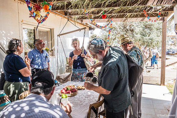 Refreshments in Sukkah 191015-1