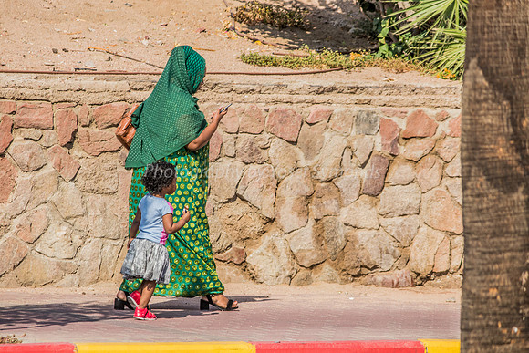 Following Mummy 181008-3